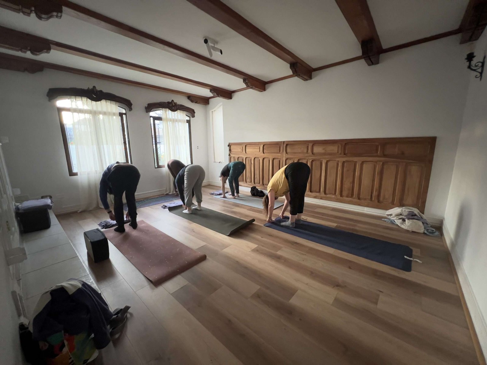 Sala montada en círculo con cojines