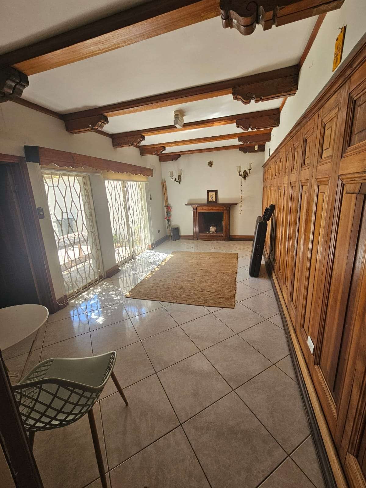 Sala con sillas frente a proyector